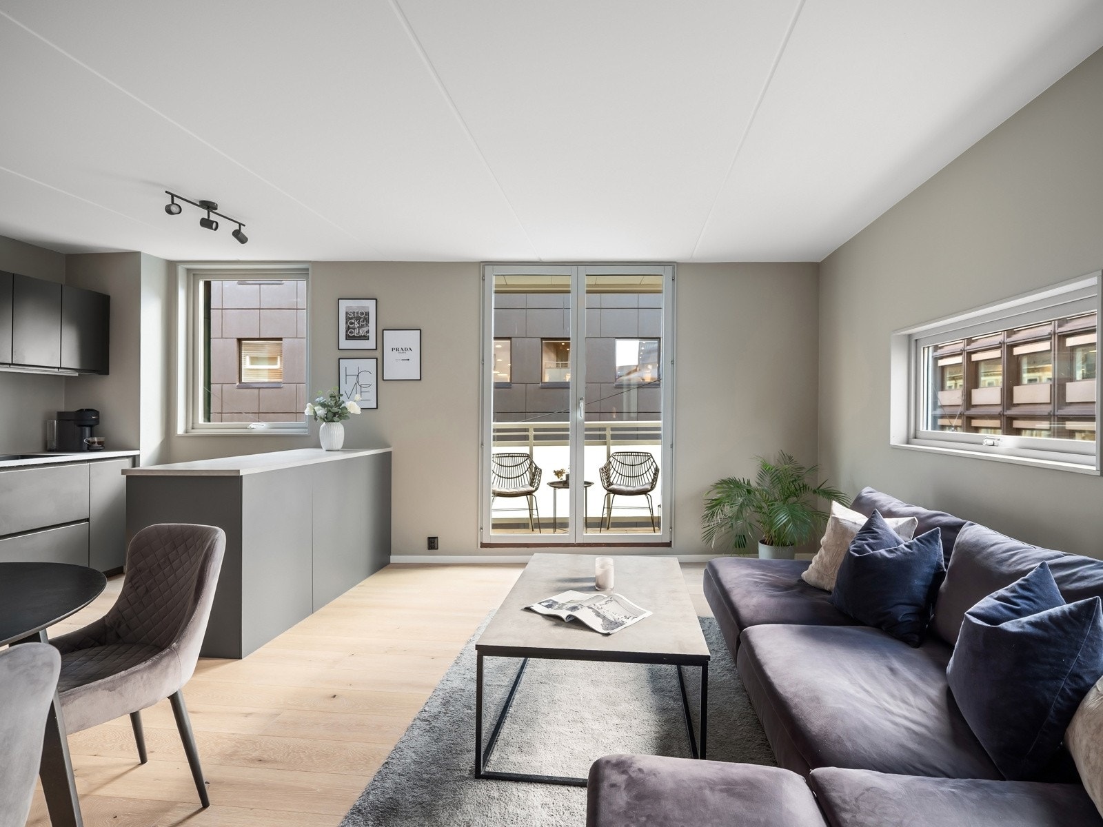 Stuen fremstår som lys og tiltalende med store vindusflater som slipper inn rikelig med naturlig lys. Galleribilde