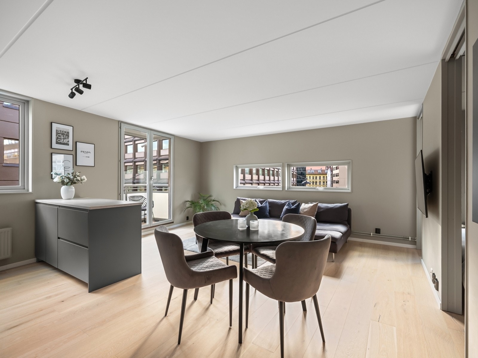 Veggene er malt i delikate fargetoner, og på gulvet er det parkett. Selger har nylig malt rommet for en oppfriskning. Galleribilde