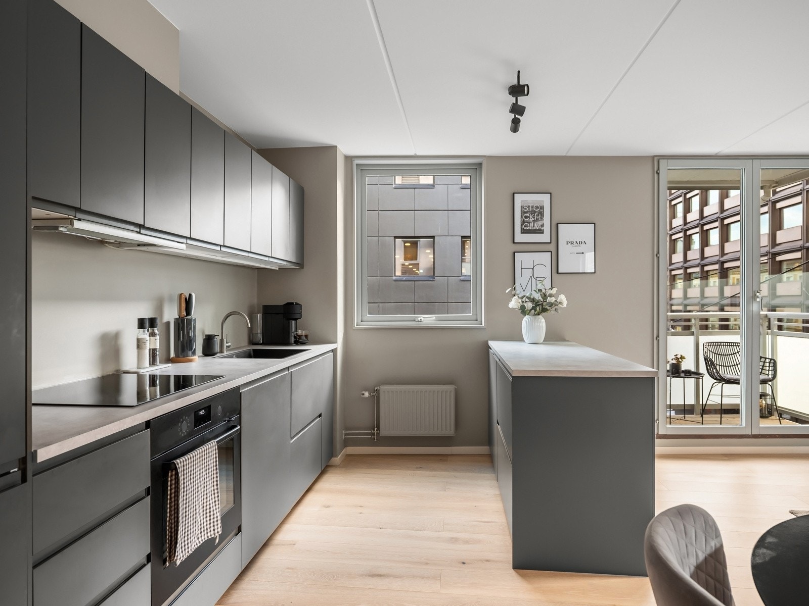 Leiligheten ligger i 4. etasje med heisadkomst og ble pusset opp i 2023 med nye overflater, oppgradert kjøkken og bad. Galleribilde