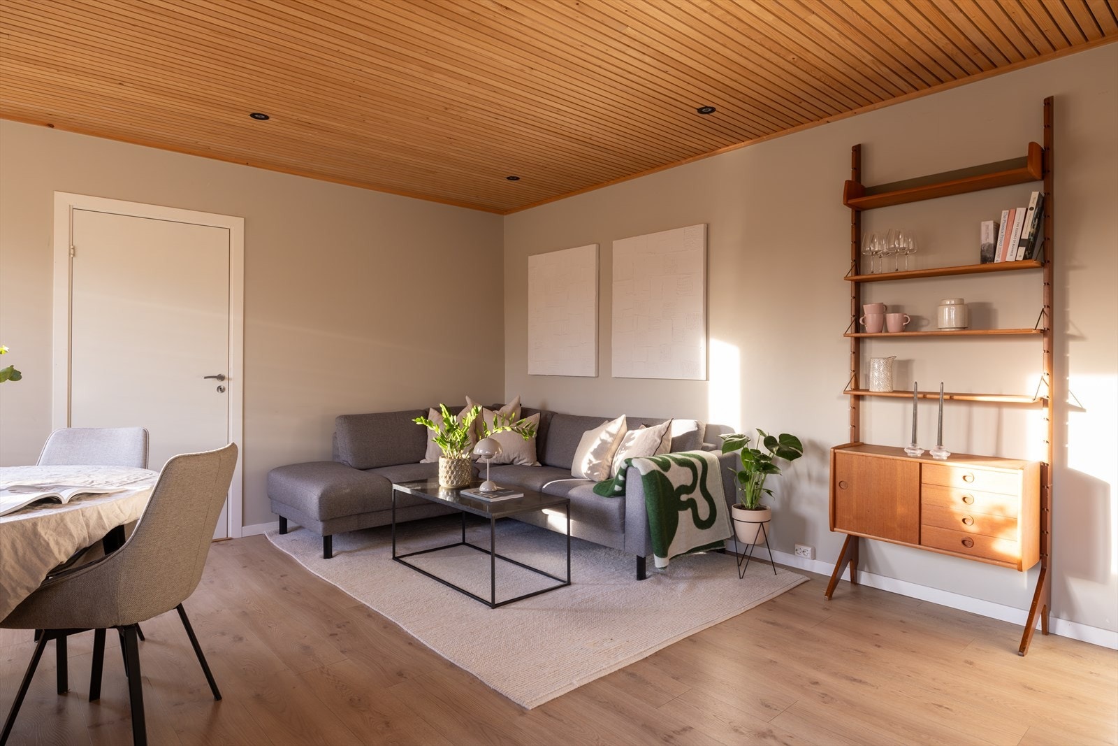 God plass til både sofa- og spisegruppe under det lune tretaket. Galleribilde