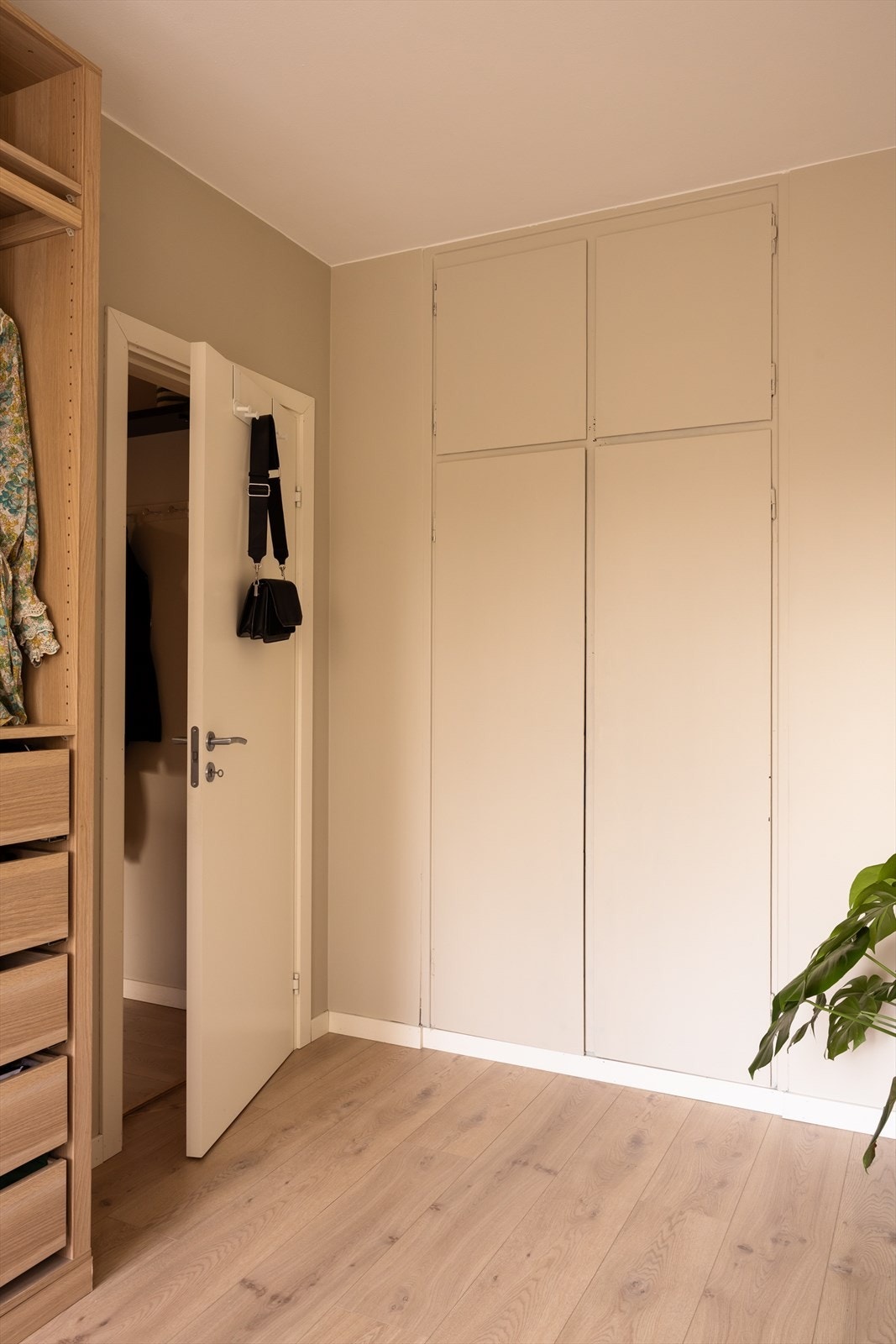 Lun og rolig atmosfære på soverommet. Galleribilde