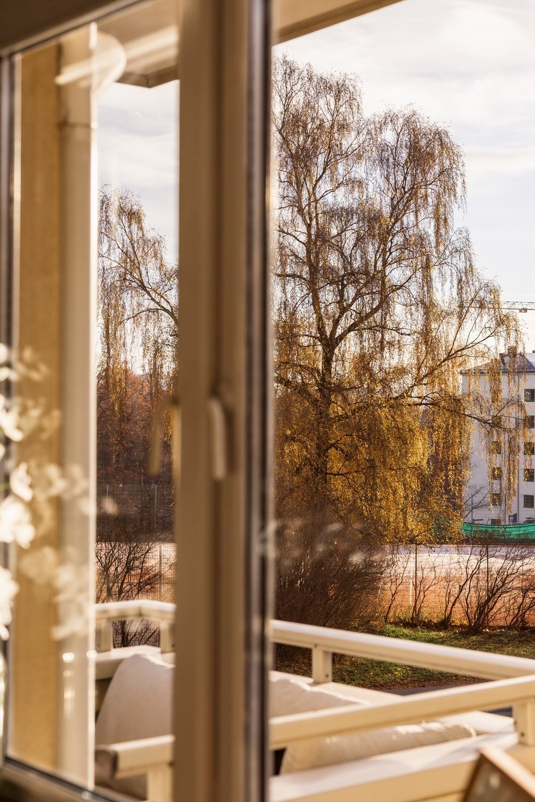 Soverom med store vinduer og flott lysinnslipp. Galleribilde