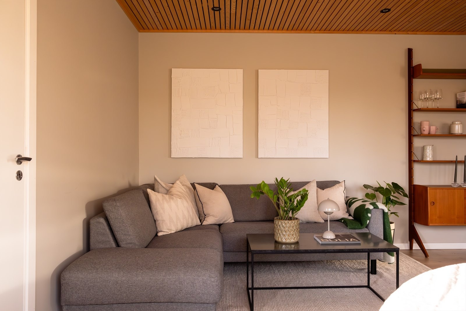 Innbydende sitteområde med plass til TV-løsning. Galleribilde