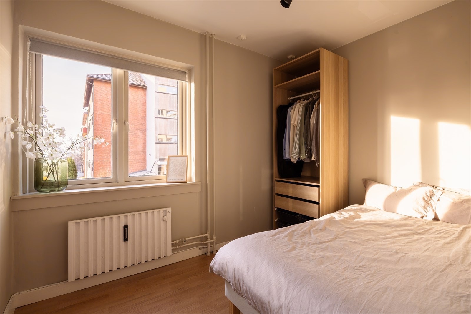 Lyst soverom med god plass til dobbeltseng. Galleribilde