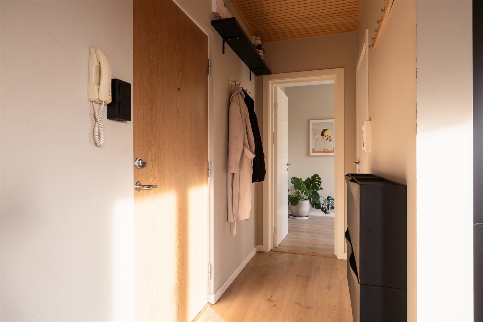 Entré med garderobeplass og direkte adkomst til oppholdsrommene. Galleribilde