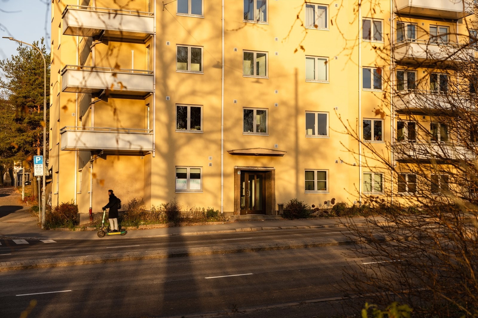 Utsyn mot grøntområde og tennisbanene rett over veien. Galleribilde