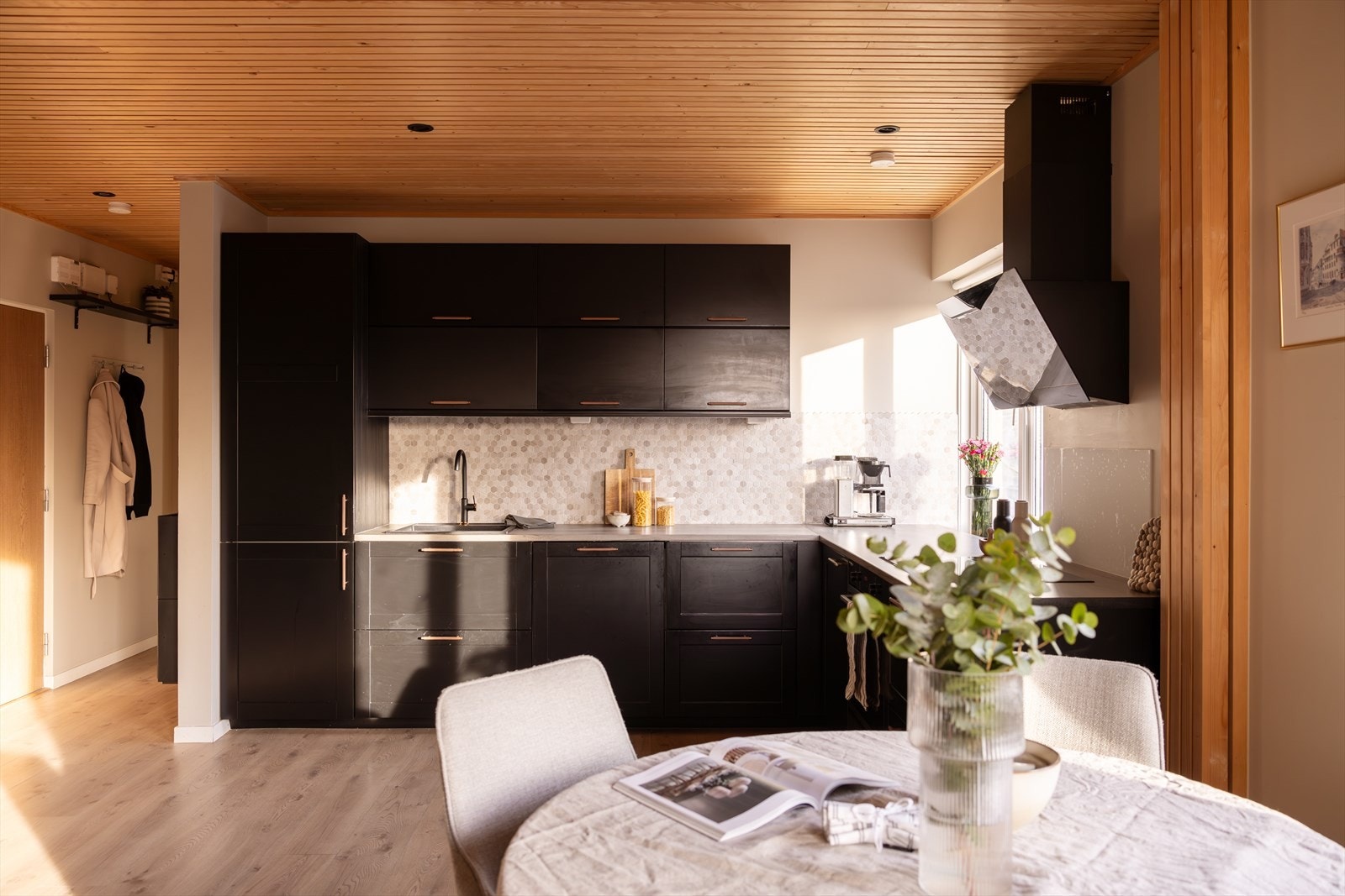 Delikat kjøkken med integrerte hvitevarer og god benkeplass. Galleribilde