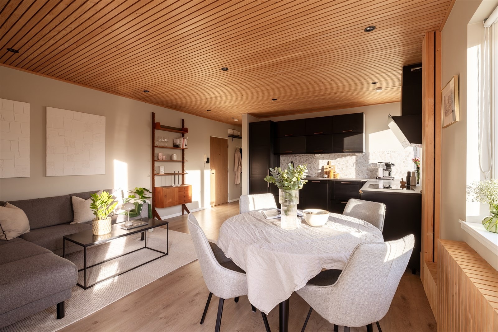 Romslig spiseplass perfekt for både hverdagsmiddag og gjester. Galleribilde