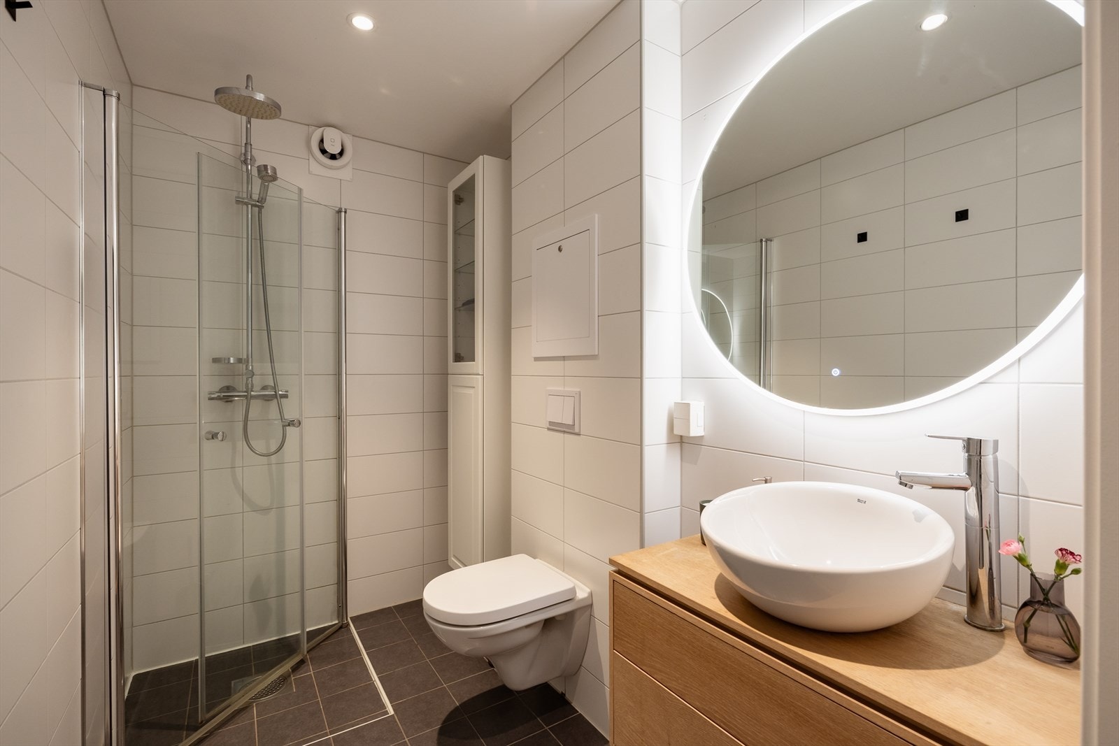 Baderomsinnredning med servant, speil og god skapplass. Galleribilde