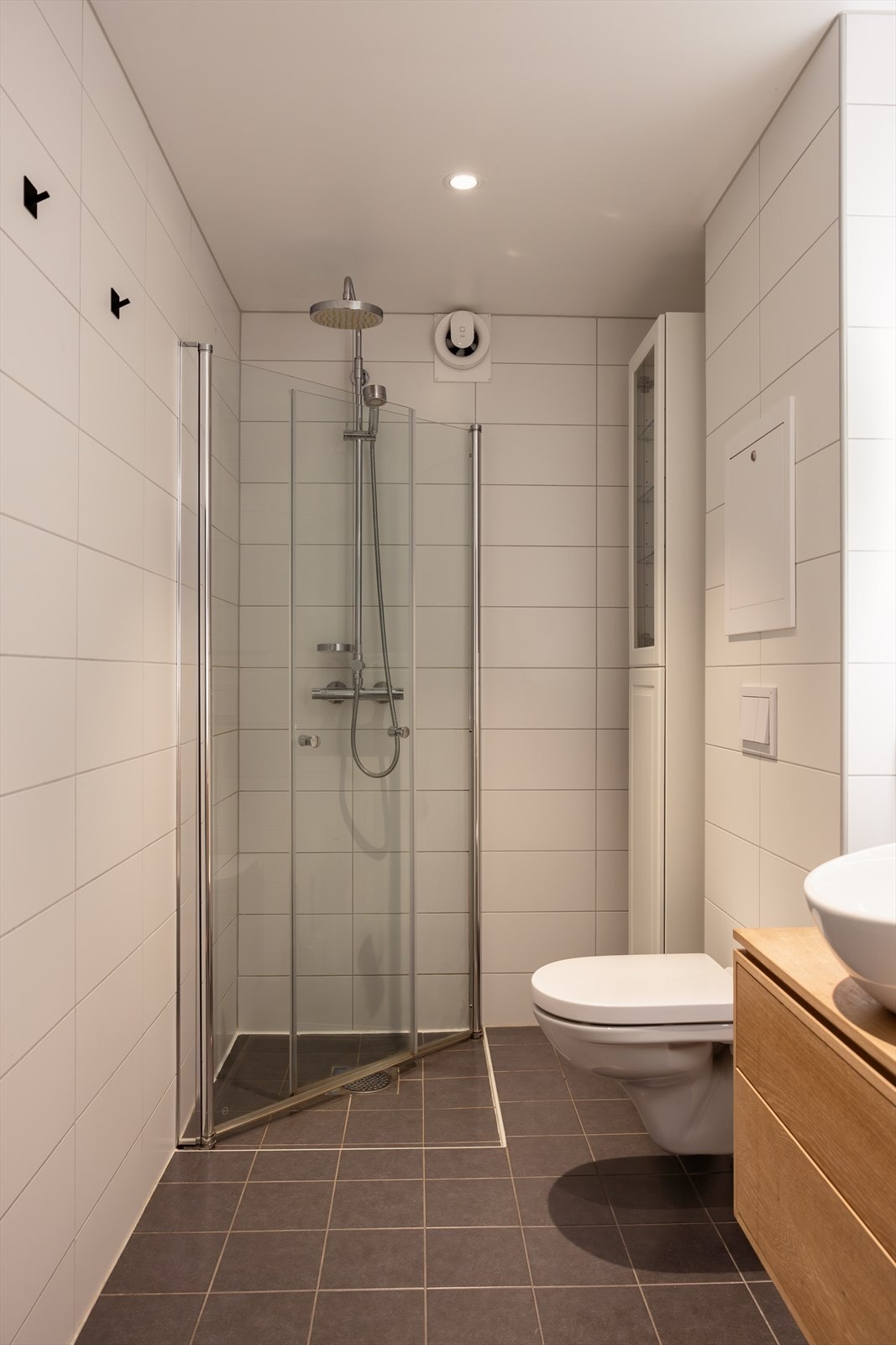 Delikat bad fra 2019/20 med dusjhjørne og vegghengt toalett. Galleribilde