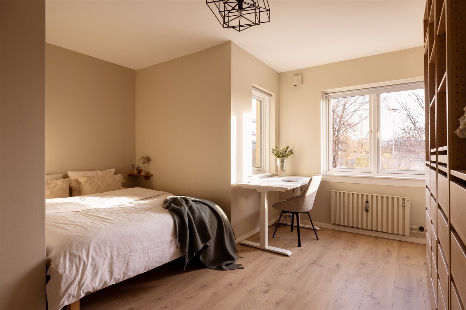 Romslig soverom med plass til både seng og arbeidsplass. Galleribilde