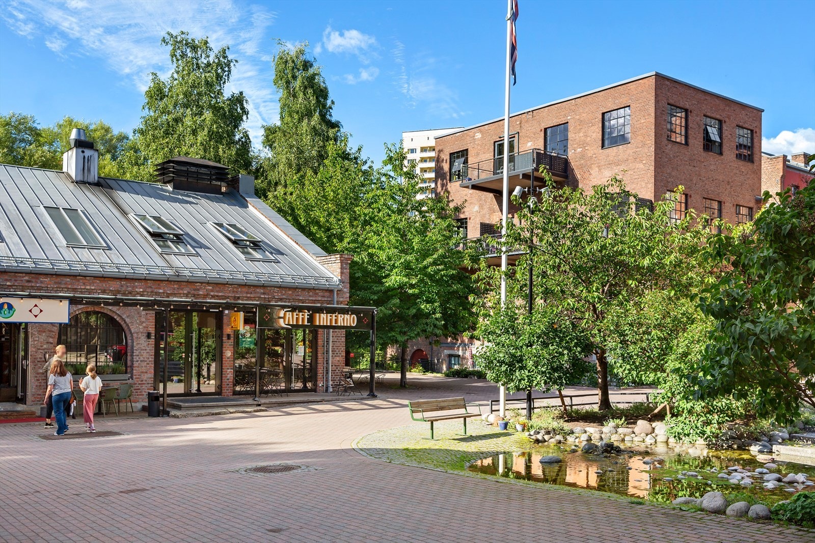 Hyggelige Lilleborg torg med kafé og grøntområde. Et trivelig nærsenter rett i nærheten. Galleribilde