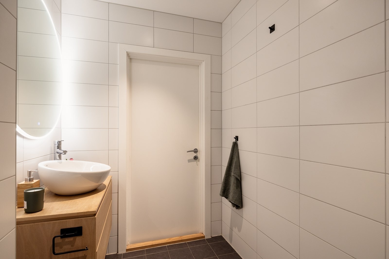 Moderne servant og armatur med stilfull belysning. Galleribilde