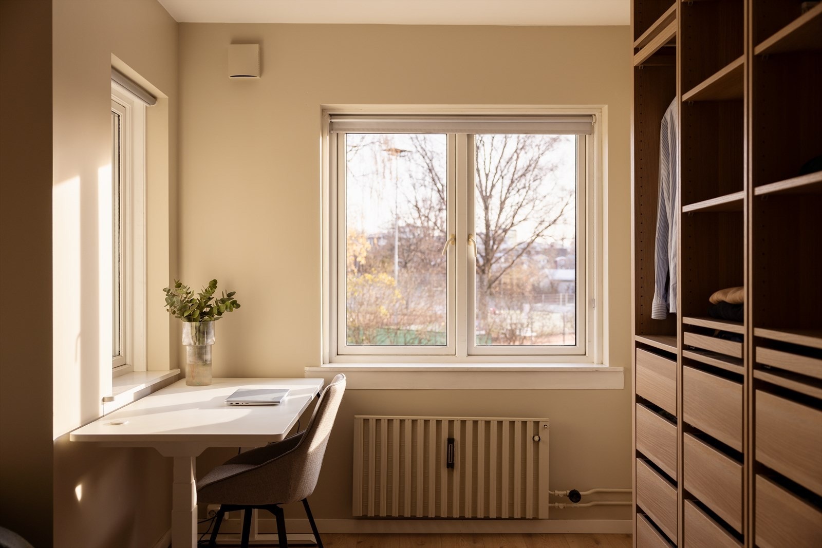 Praktisk rom med garderobeskap og arbeidsplass ved vindu. Galleribilde