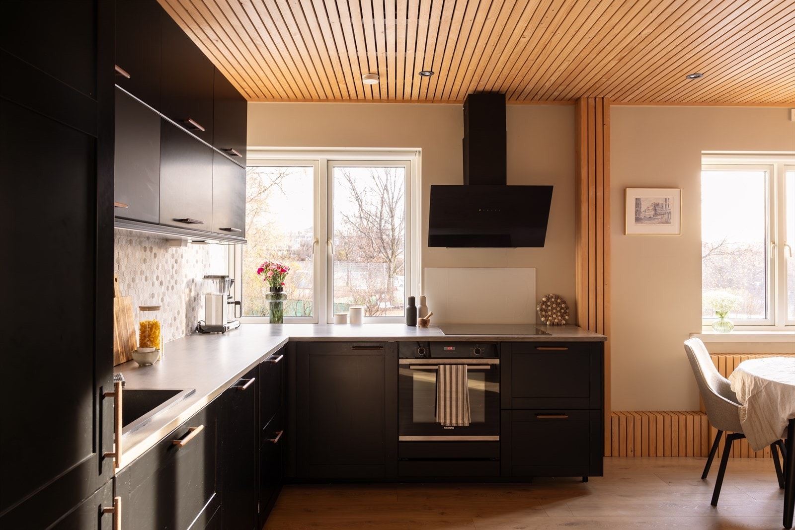 Stort vindu på kjøkken gir fint arbeidslys. Galleribilde