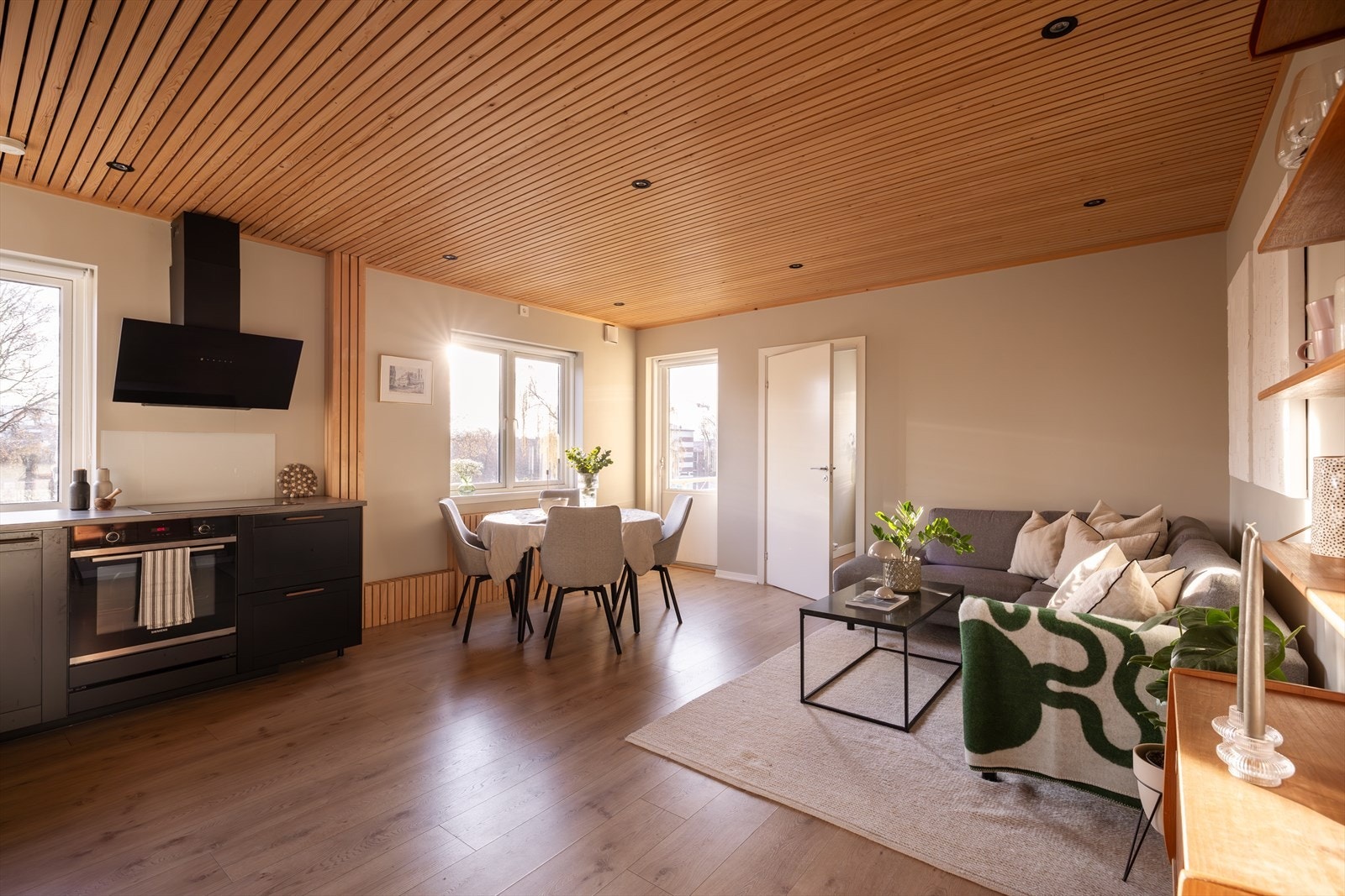 Lys og luftig stue med åpen løsning mot kjøkken. Galleribilde