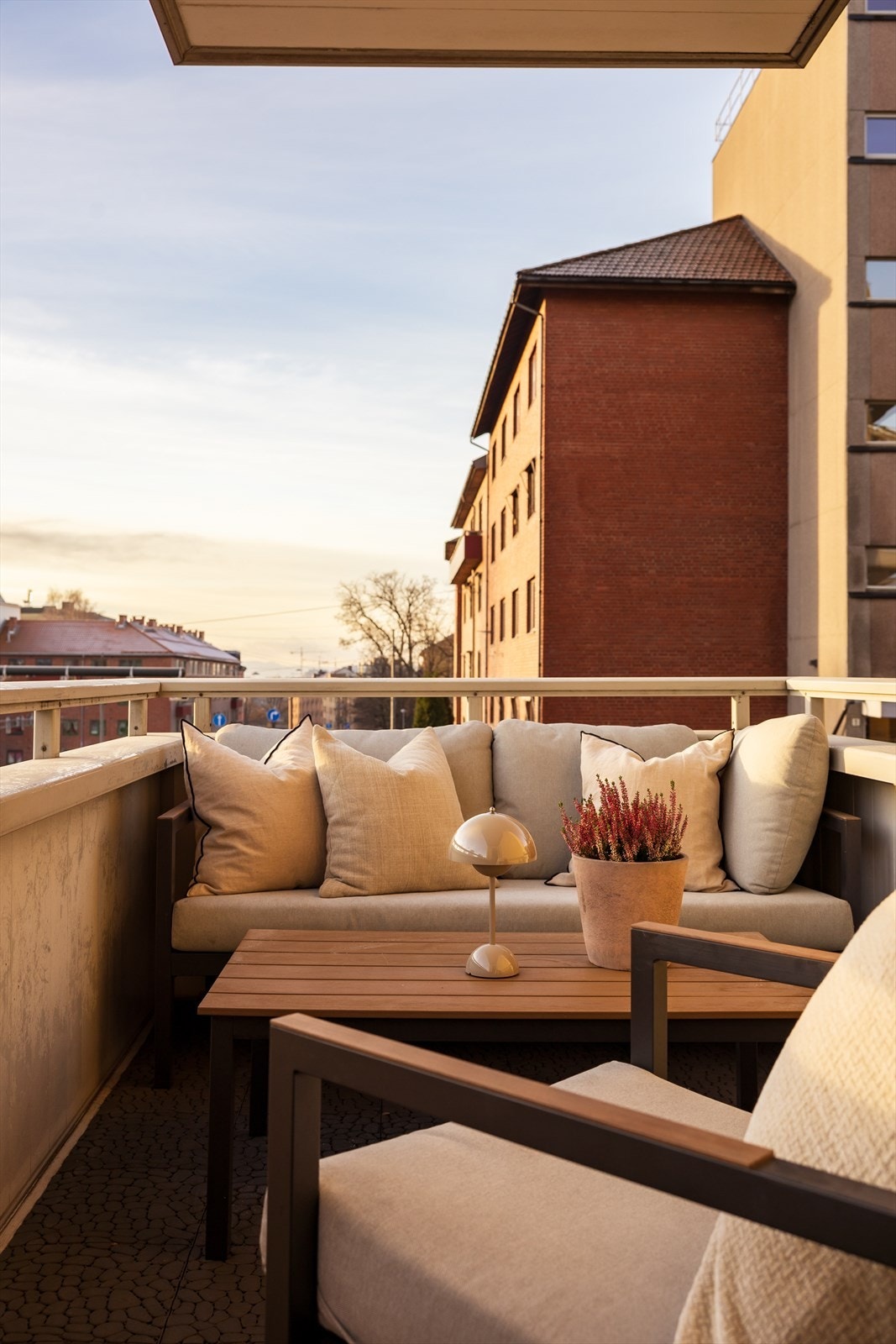 Hyggelig balkongkrok, skjermet tilbaketrukket fra gaten. Galleribilde