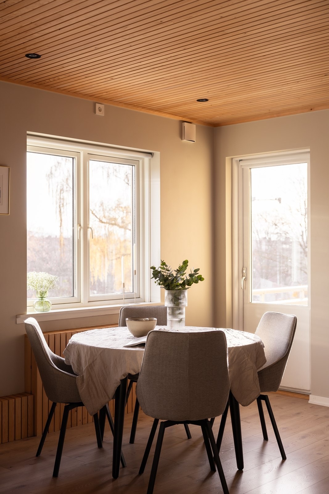 Koselig spiseplass med utsikt mot nærområdet. Galleribilde