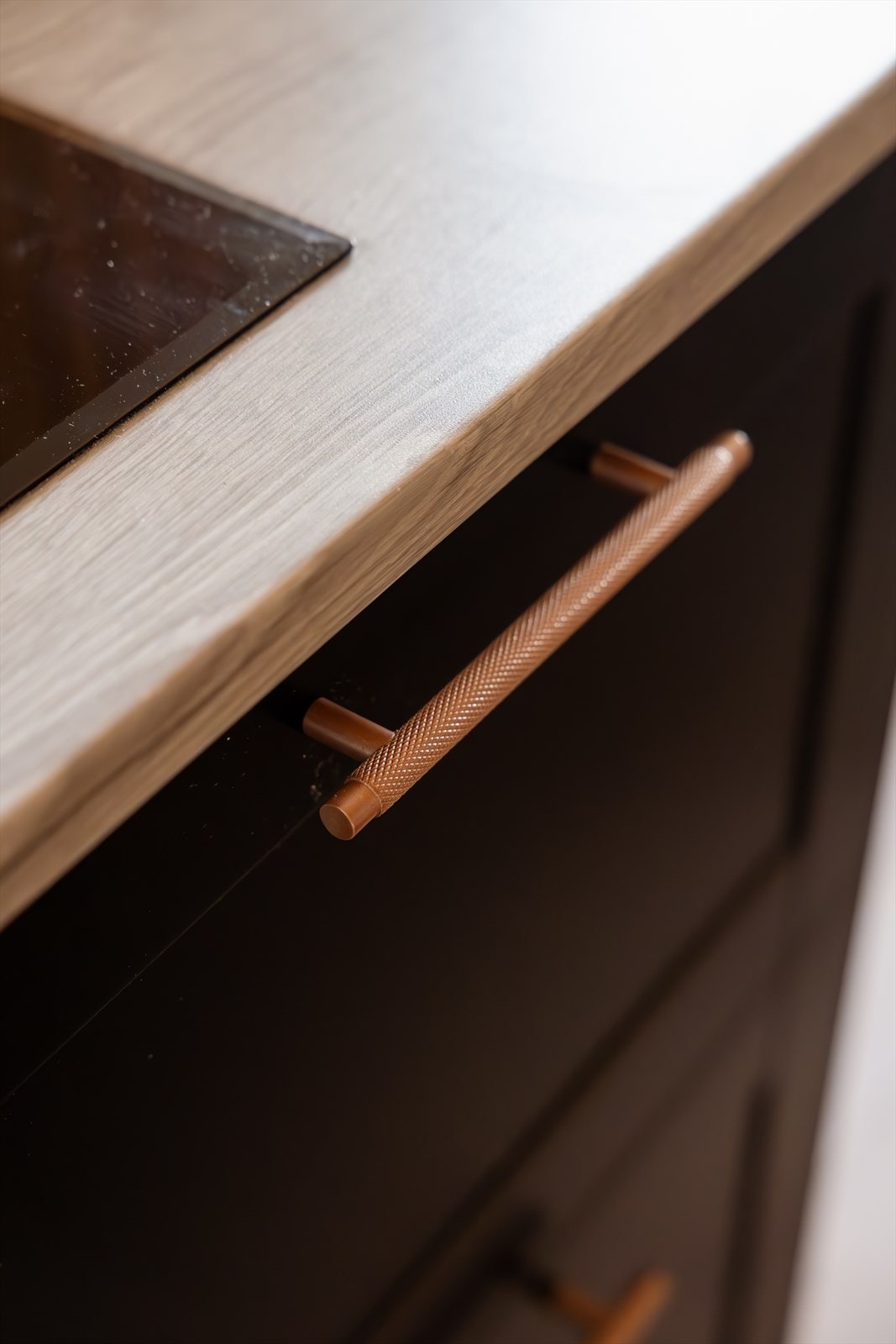 Nærbilde av benkeplate og platetopp i tidløst uttrykk. Galleribilde