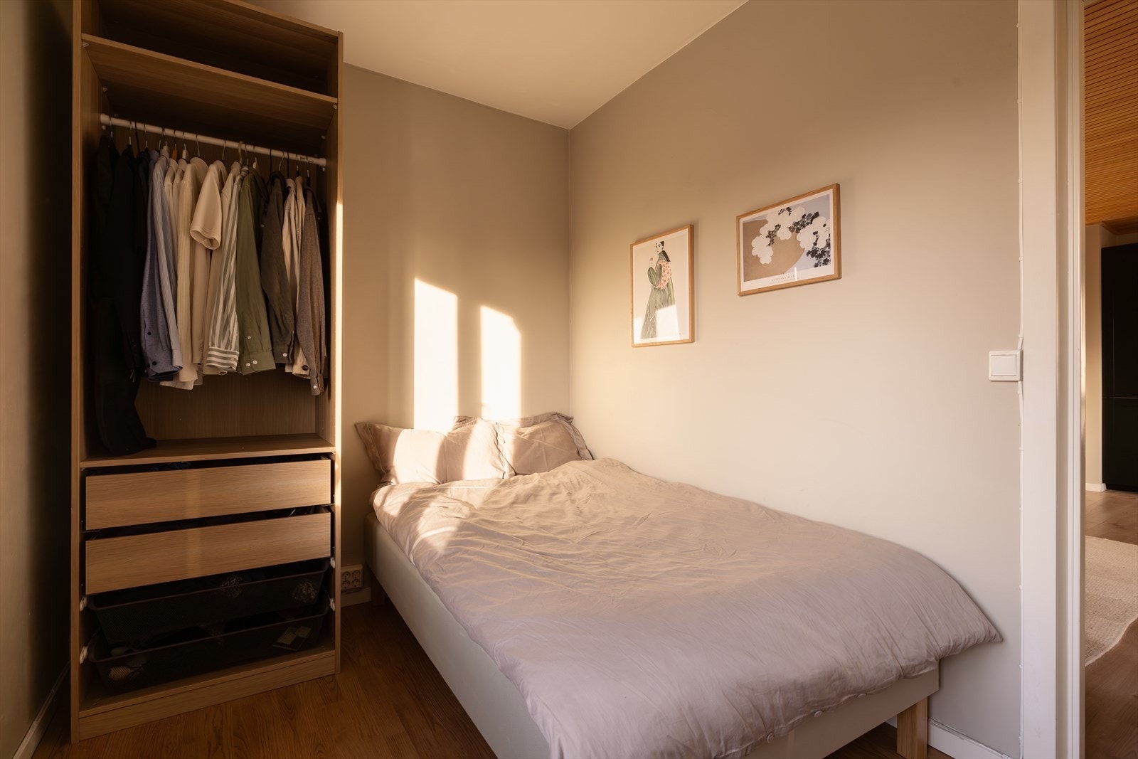 Soverom med garderobeløsning og rolig fargevalg. Galleribilde