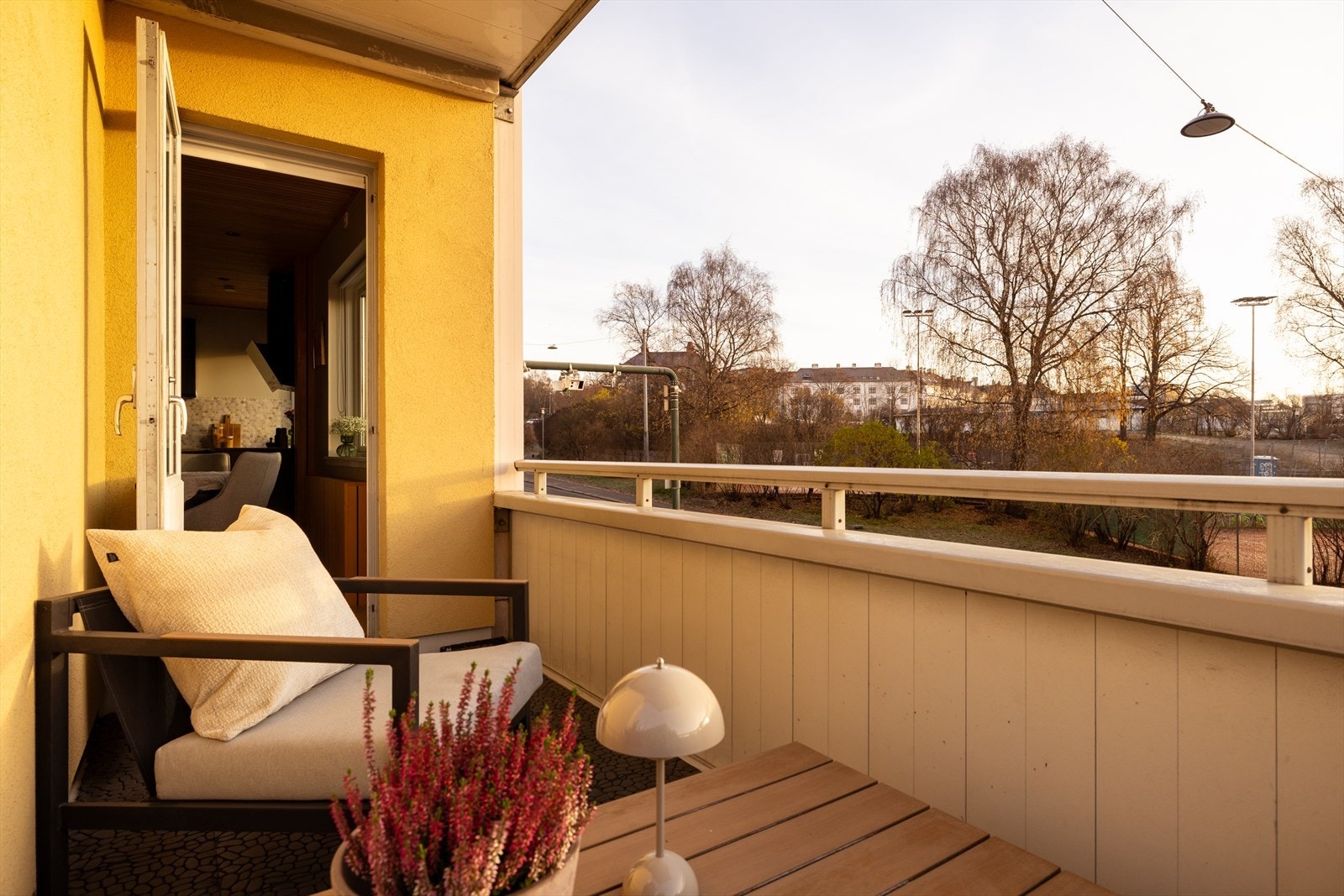 Sittesone med kveldsstemning og grønn utsikt. Galleribilde