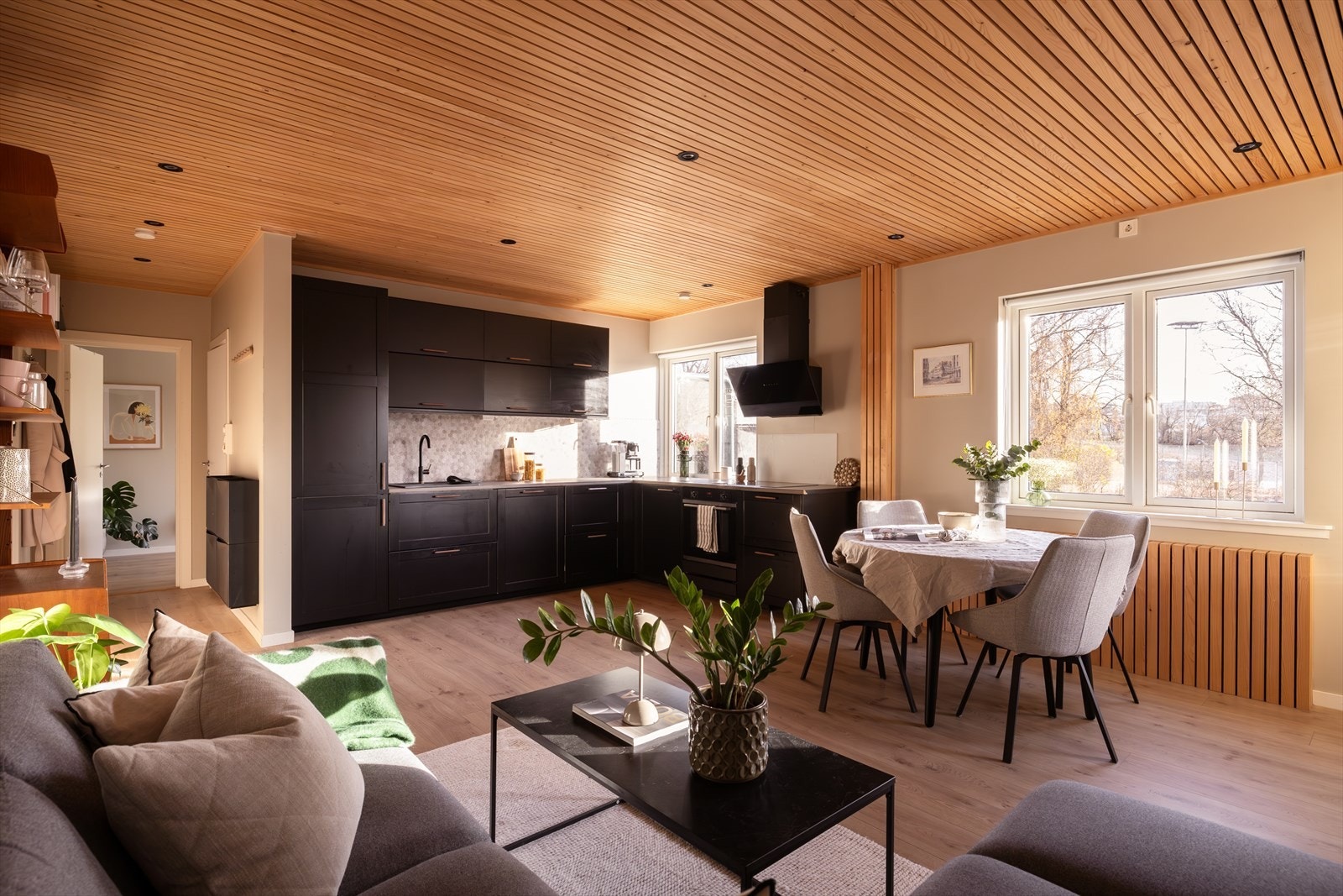 Sosial sone med åpen løsning og utgang til balkong. Galleribilde