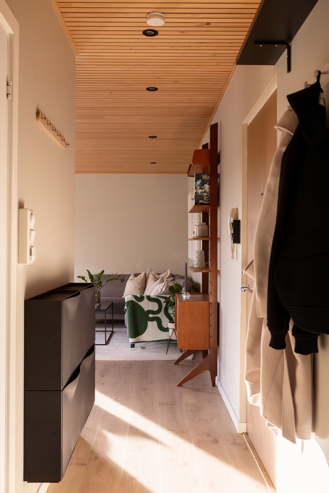 Praktisk korridor med garderober og god oppbevaring. Galleribilde