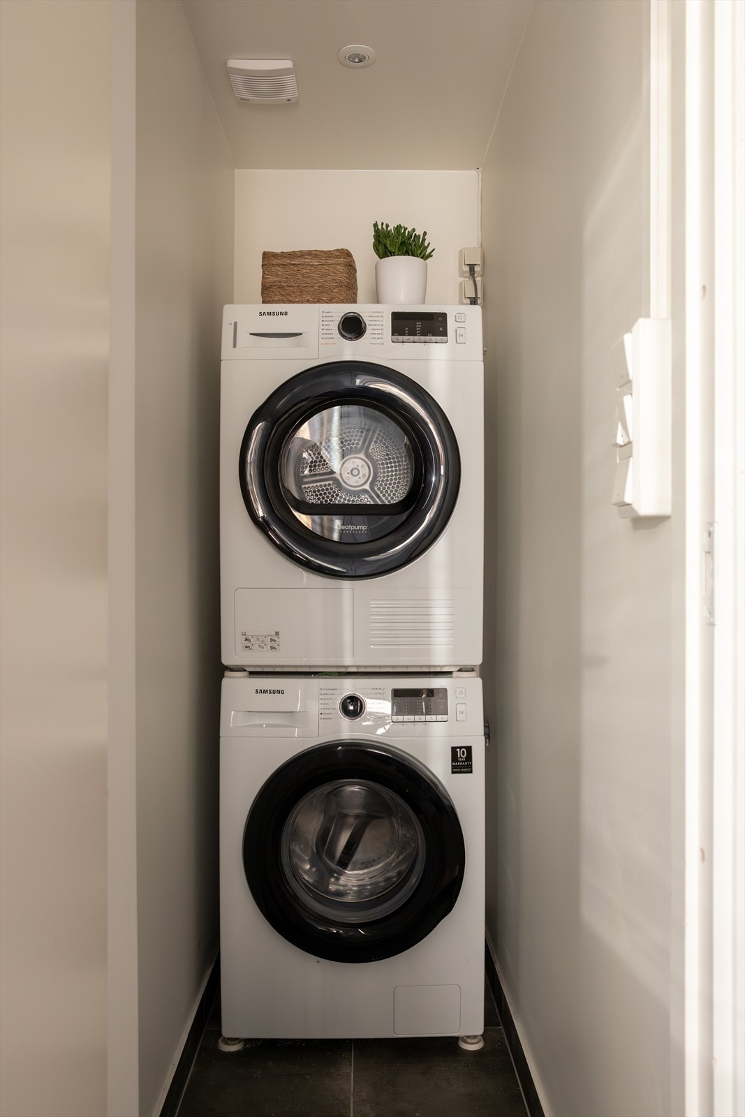 Eget vaskerom med praktisk vaskesøyle og oppbevaring. Galleribilde