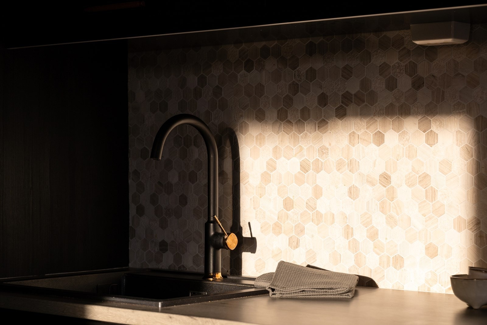 Moderne armatur og belysning gir et eksklusivt preg. Galleribilde