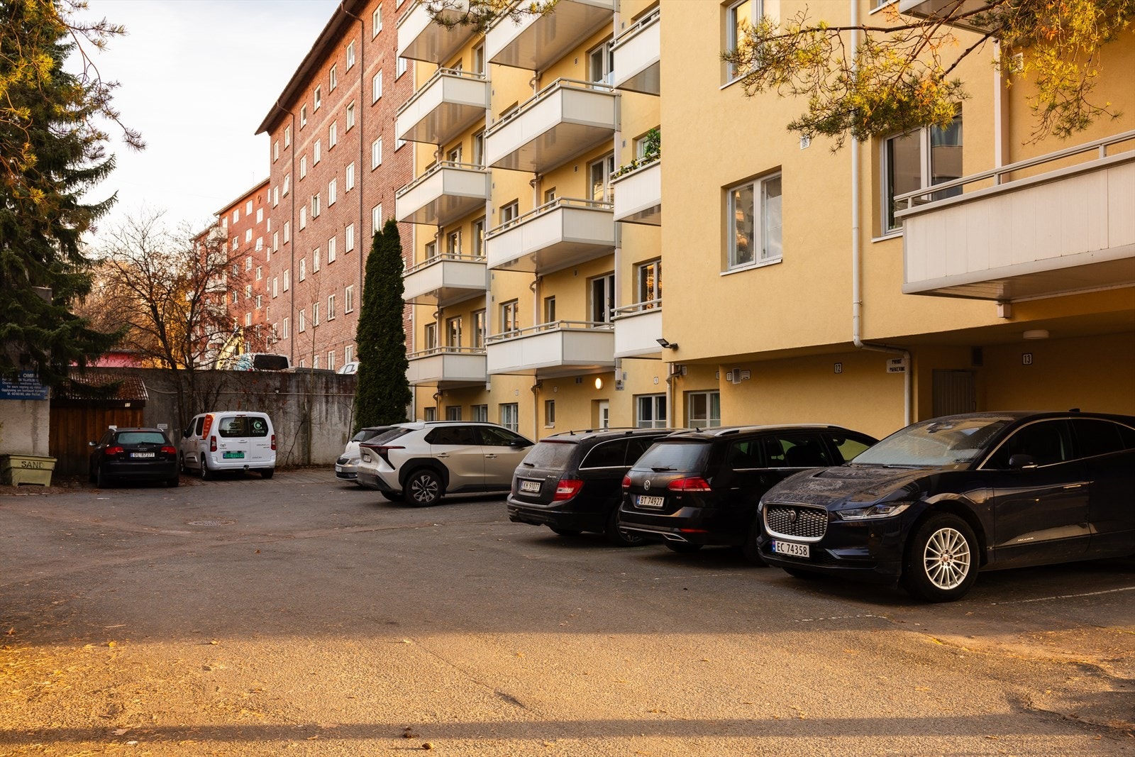 Felles bakgård med biloppstillingsplasser organisert av sameiet. Parkeringsplass kan leies etter liste. Galleribilde