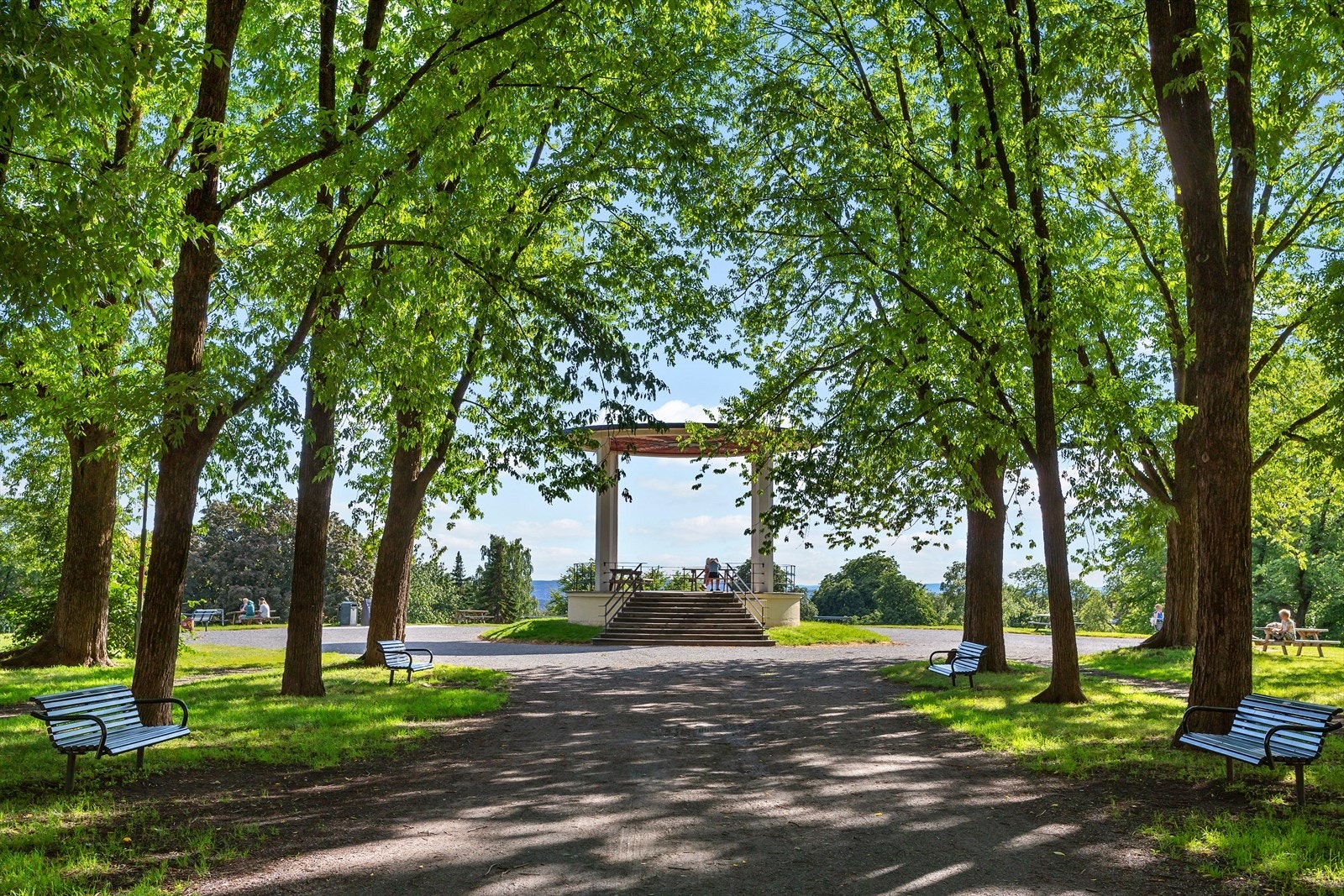 Koselig parkallé på Torshov med paviljong og benker. Et nydelig nærområde for turer, piknik og rolige stunder i grønne omgivelser. Galleribilde