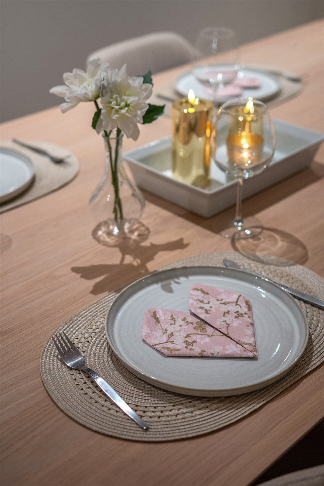 Her samles venner og familie for hyggelige måltider rundt et langbord. Galleribilde