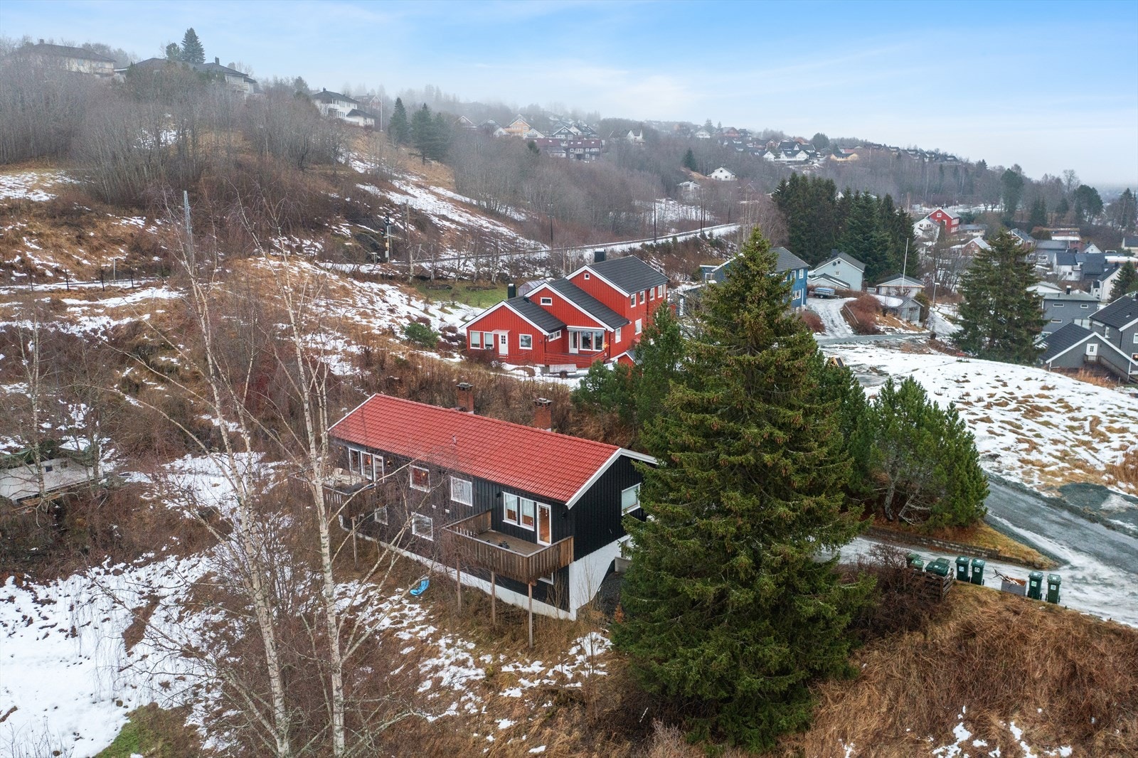 Fra boligen er det kort sykkelavstand til Hallset barneskole og Selsbakk ungdomsskole. Det finnes flere videregående skoler i nærliggende områder - med Byåsen som nærmeste. Galleribilde