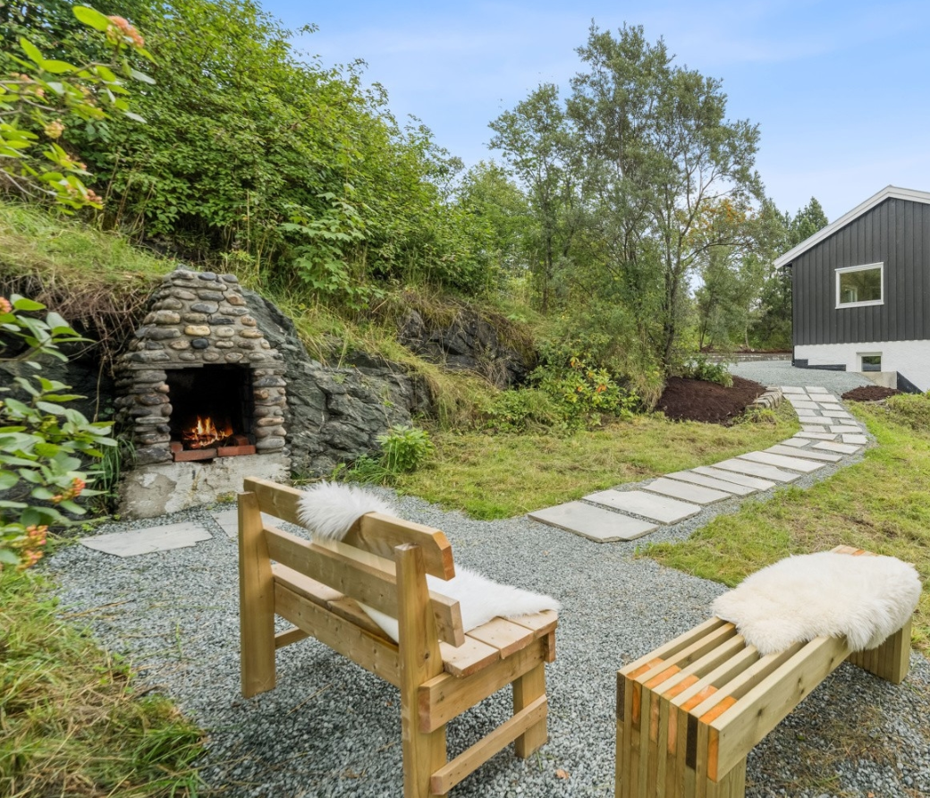 På fellesarealet har man et hyggelig uteområde, der du finner benker og utepeis. Galleribilde