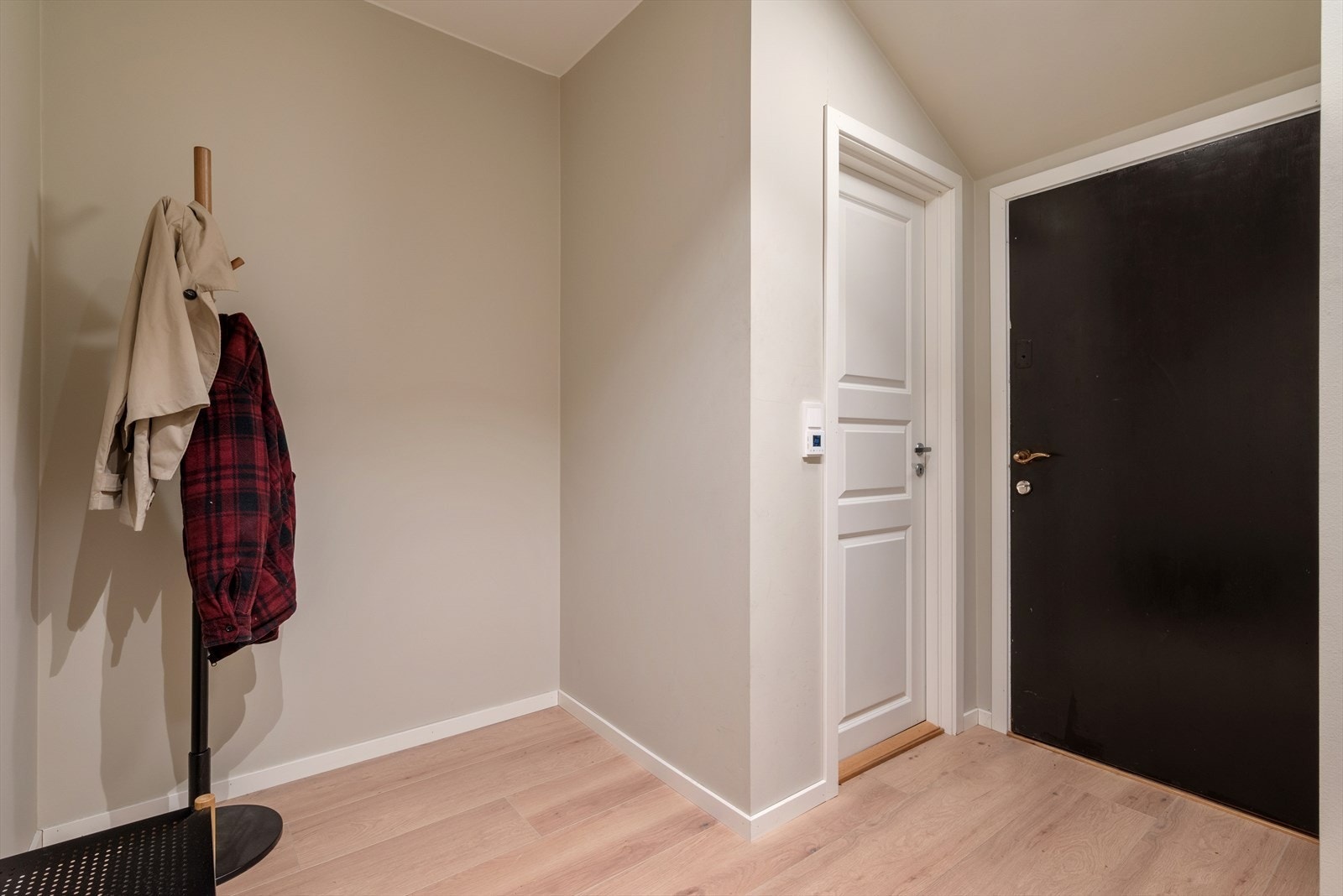 Hele boligen har listfri overgang mellom tak og vegger - stilrent og gjennomført. En hyggelig entré/gang på 5,5 kvm ønsker deg velkommen inn i boligen, og her finner du i tillegg en innvendig bod. Galleribilde