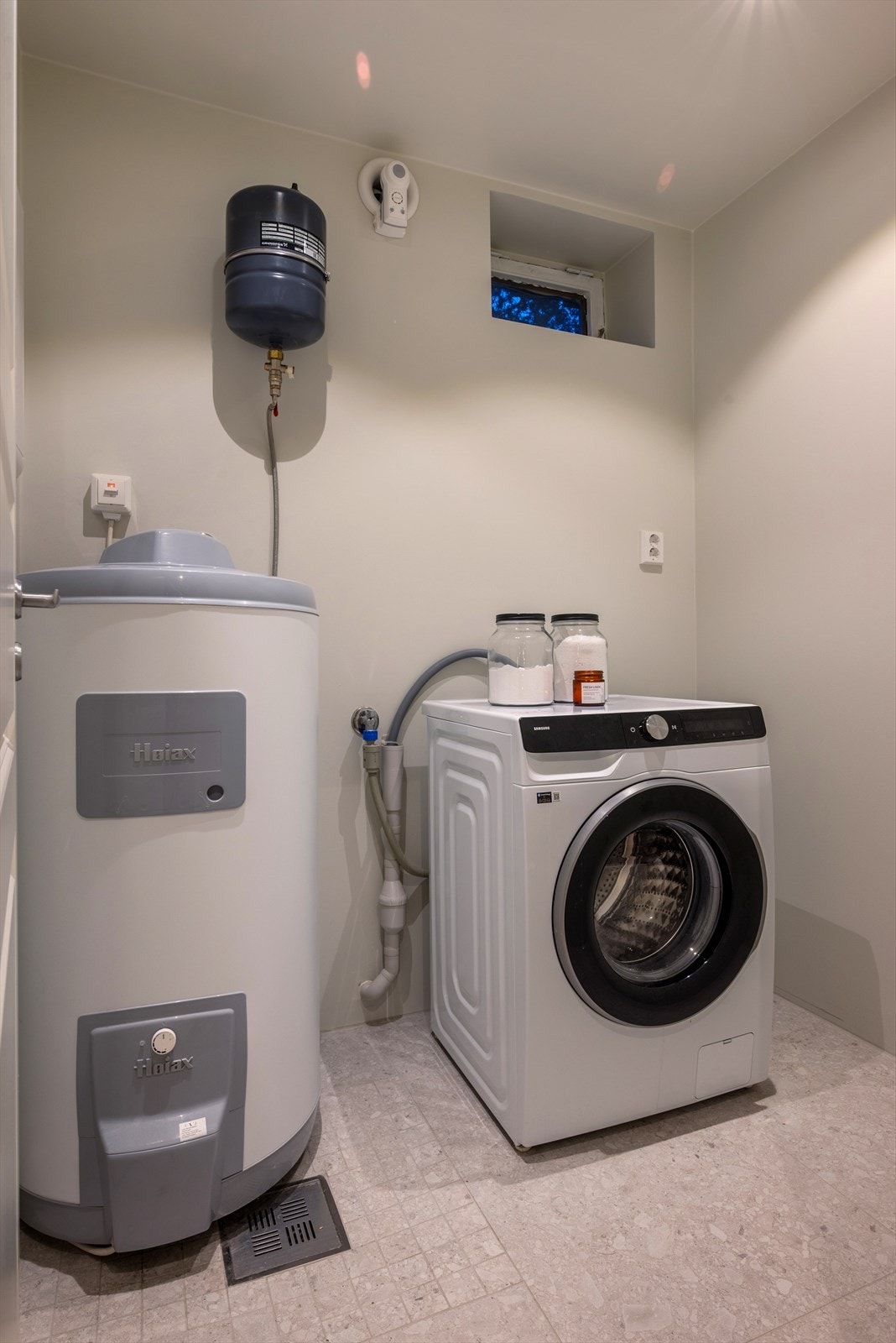 Vegg i vegg med badet har boligen et separat vaskerom fra samme år. Galleribilde