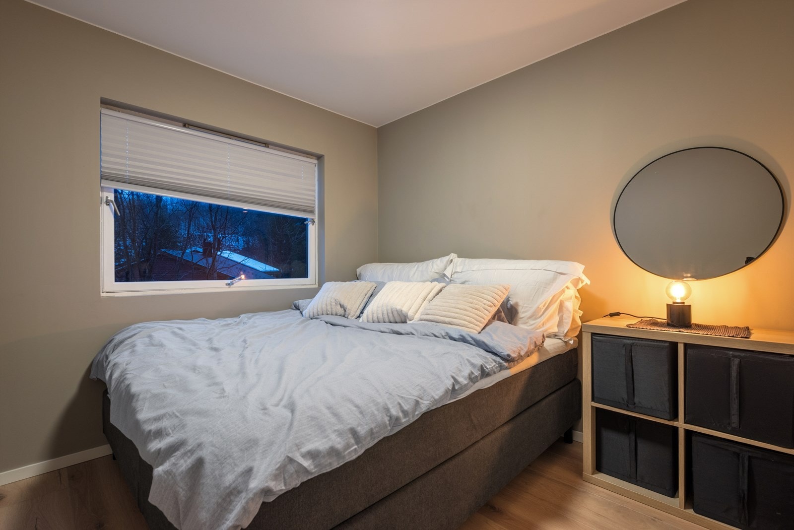 Fire soverom er samlet i underetasjen, meget praktisk hvis man har små barn. Master soverom er på hele 8 kvm. Galleribilde