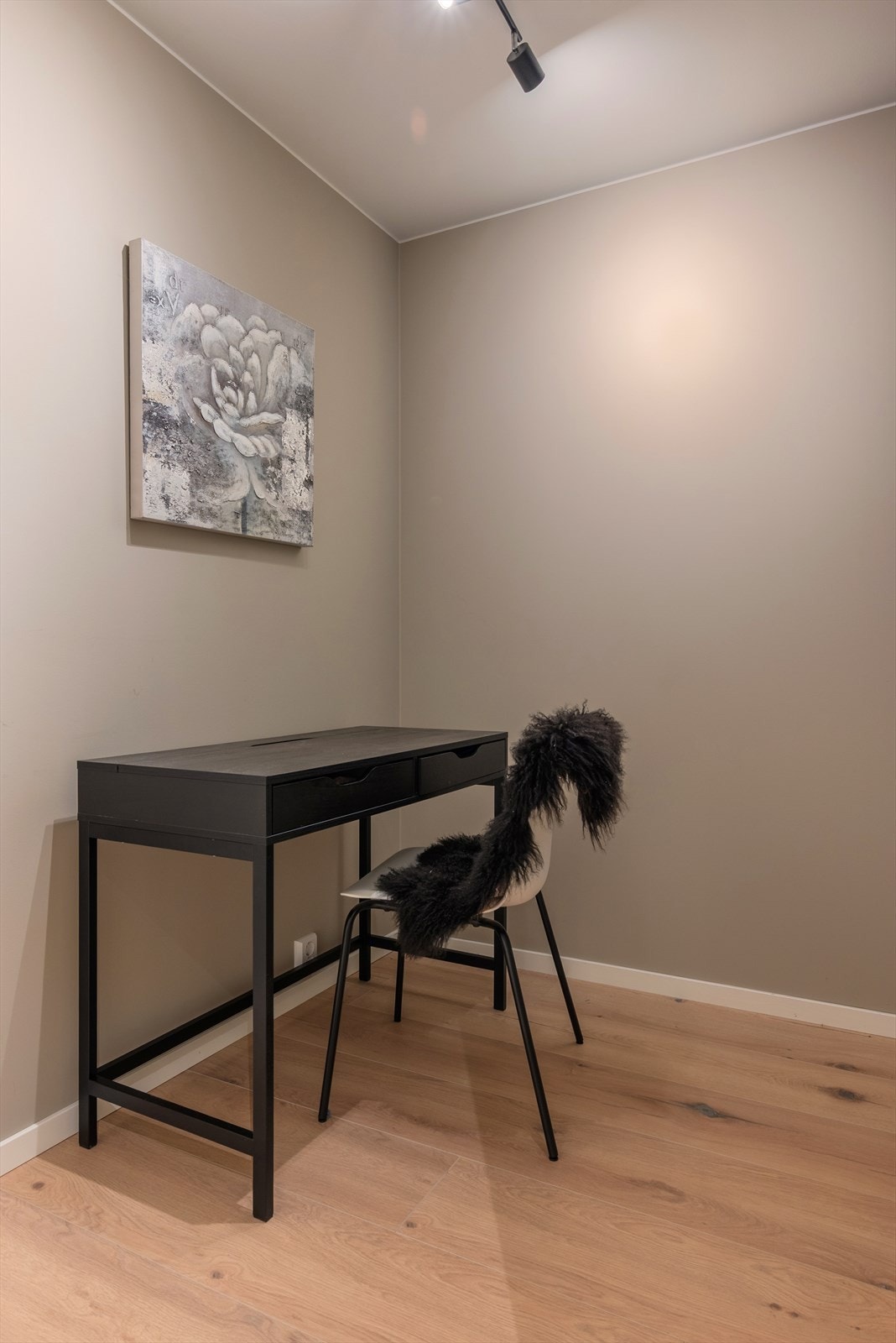 Ett av soverommene benyttes i dag som kontor. Her er det plass til seng og tilhørende møblement. Galleribilde