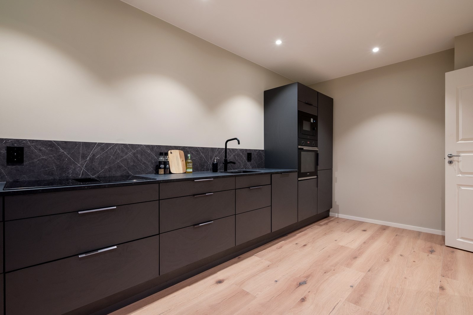 Alle hvitevarene er integrerte, bestående av platetopp, stekeovn, oppvaskmaskin, mikrobølgeovn og kombinert kjøl/frys. Galleribilde