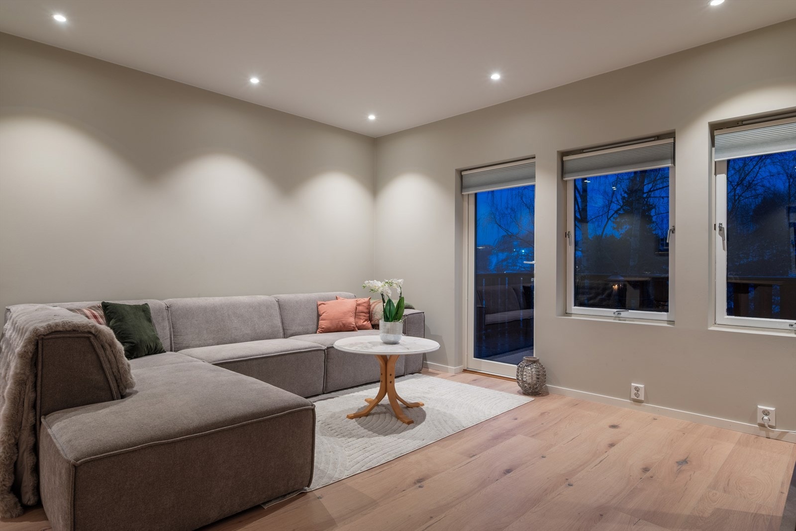 Vinduer på tre sider slipper inn godt med naturlig lys til stuen. Galleribilde