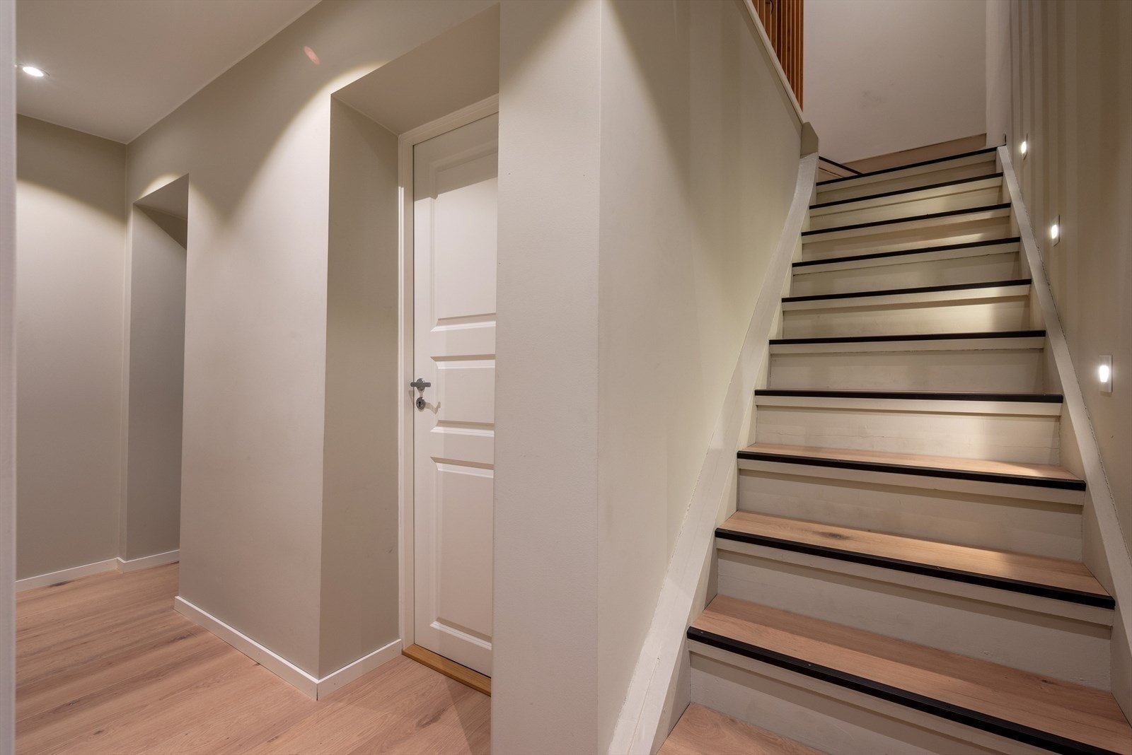 Den stilrene trappen har innfelt belysning langs trinnene. Galleribilde