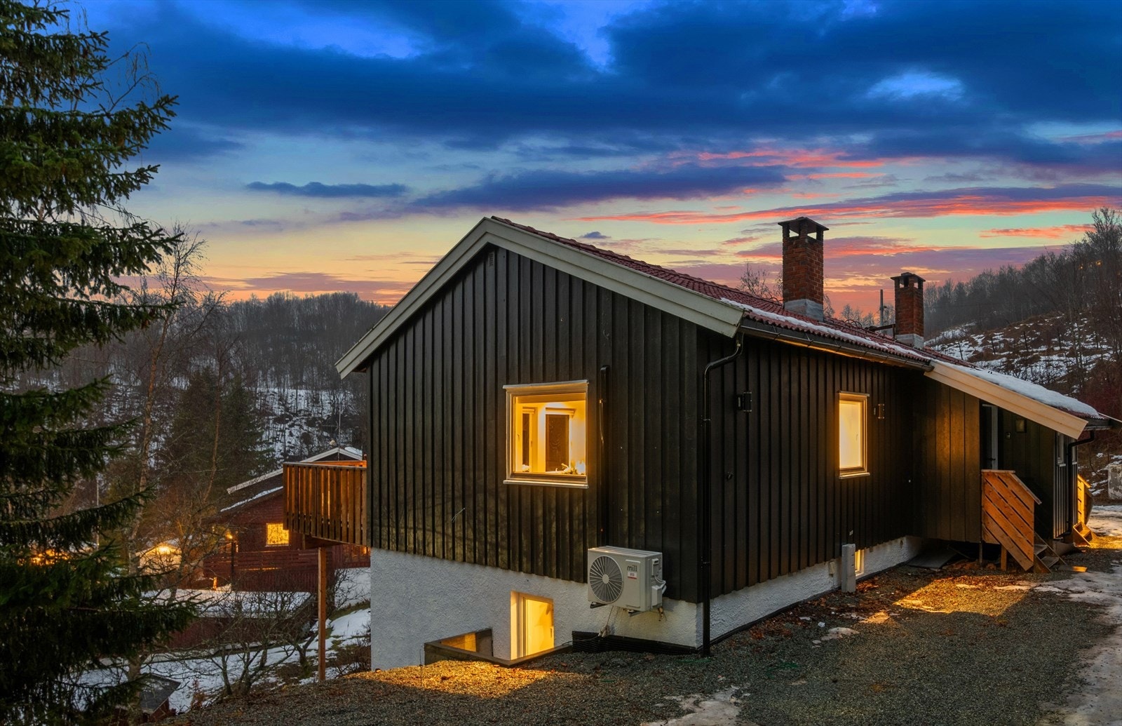 Velkommen til Ringvegen 8 A - en stilren halvpart av en vertikaldelt tomannsbolig over to etasjer. Foto: Interiørfoto (Jon Kristian Haukdal) Galleribilde