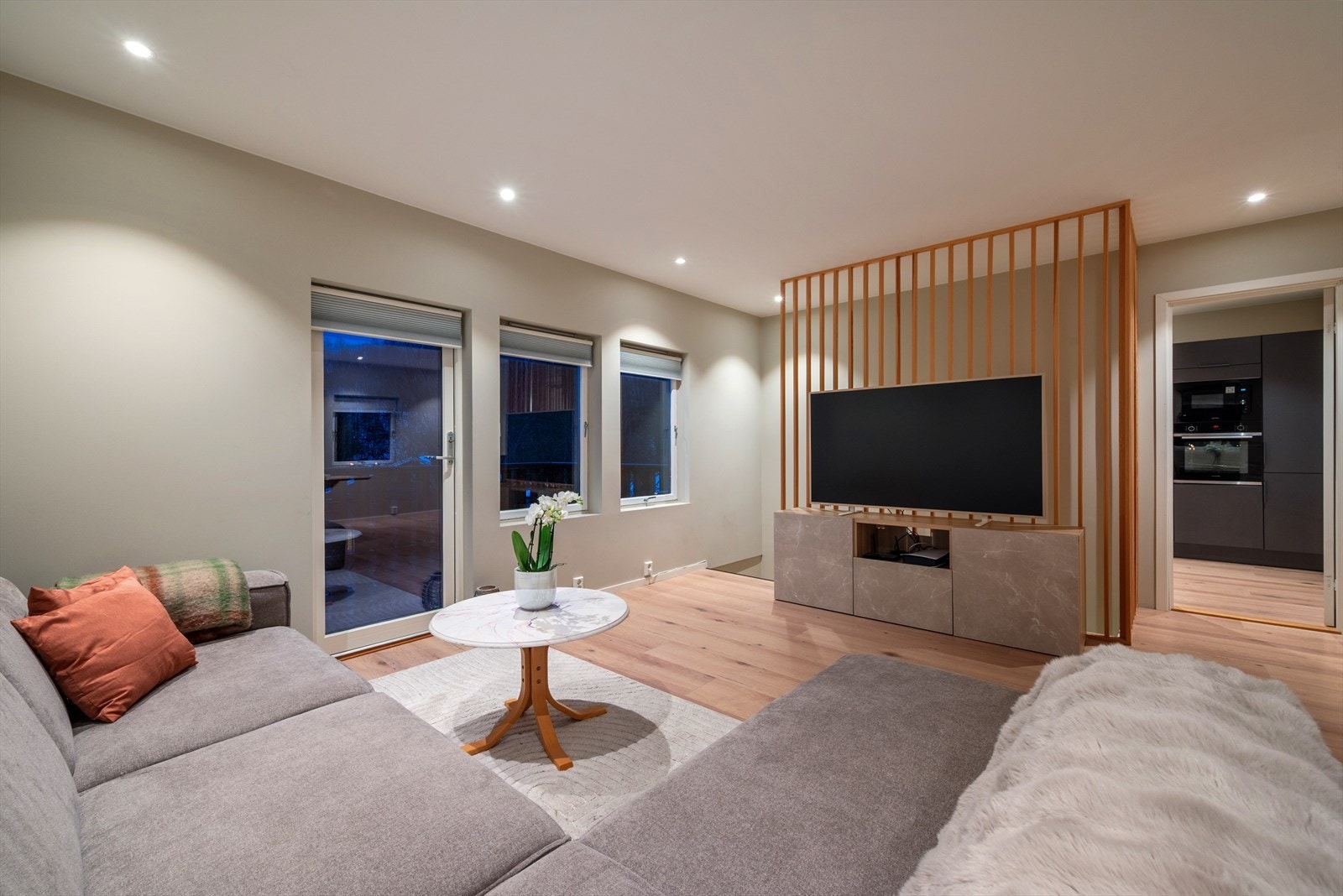 Boligen har persienner på alle vinduene i stuen og kjøkkenet. Galleribilde