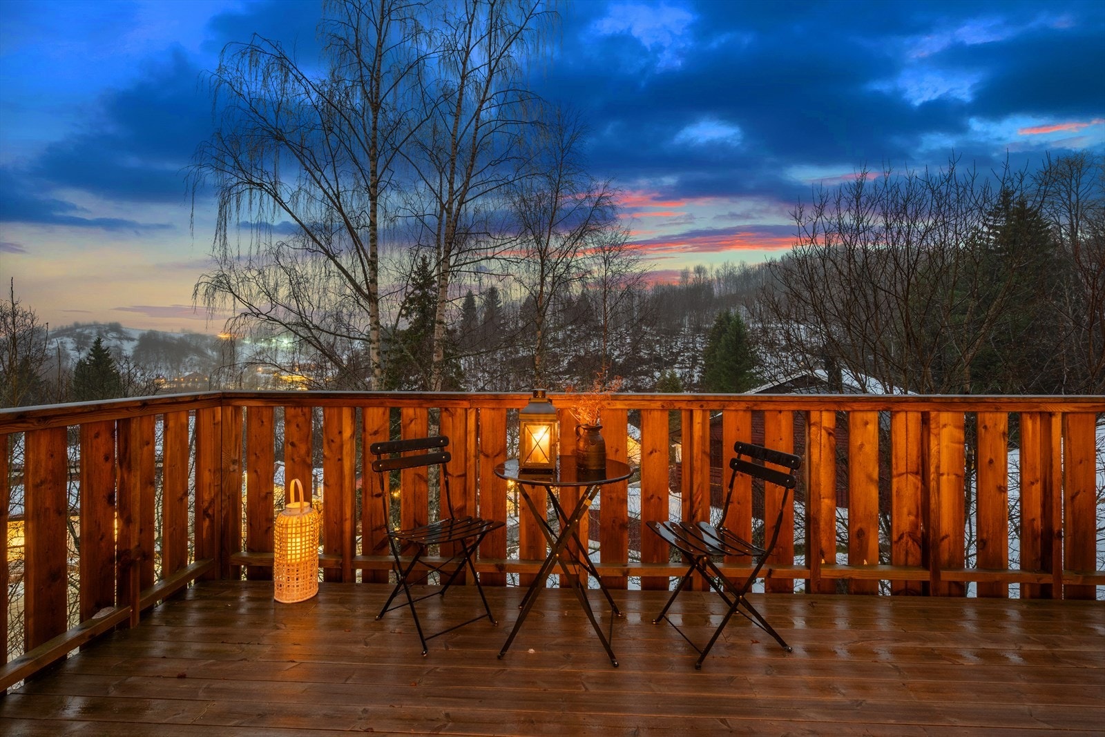 Stuen forlenges av en herlig balkong på 15 kvm oppført i 2022/23, som byr på naturskjønn utsikt. Galleribilde