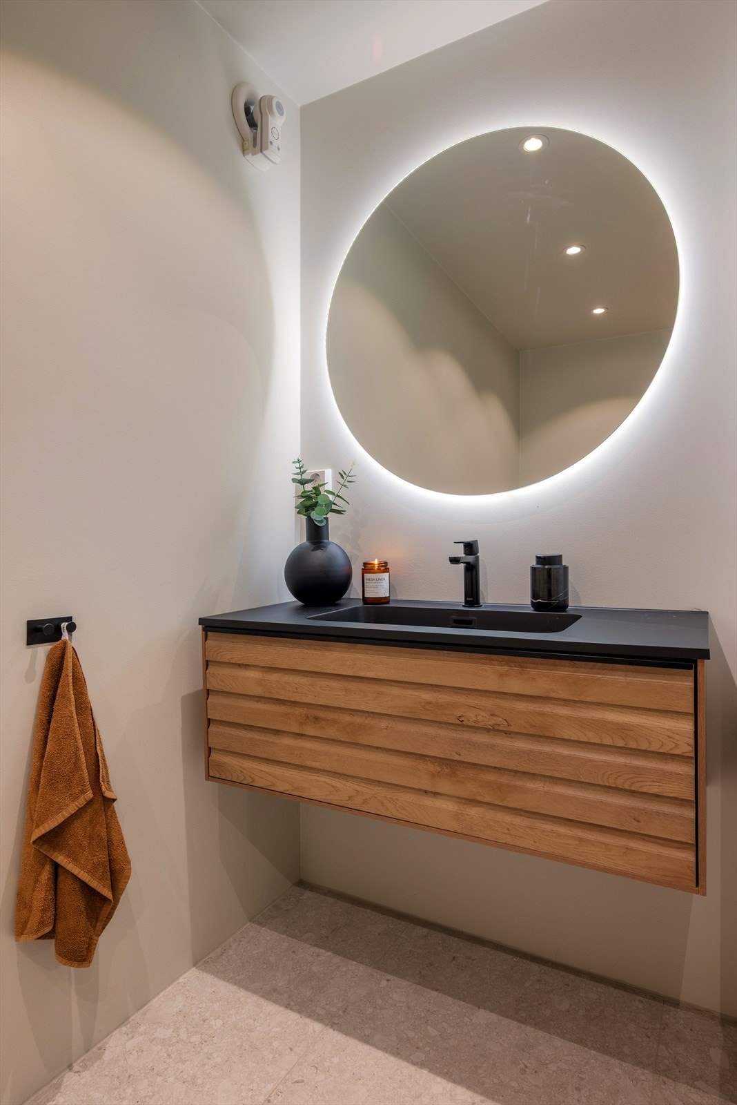 Den moderne innredningen understreker det delikate uttrykket på badet. Galleribilde