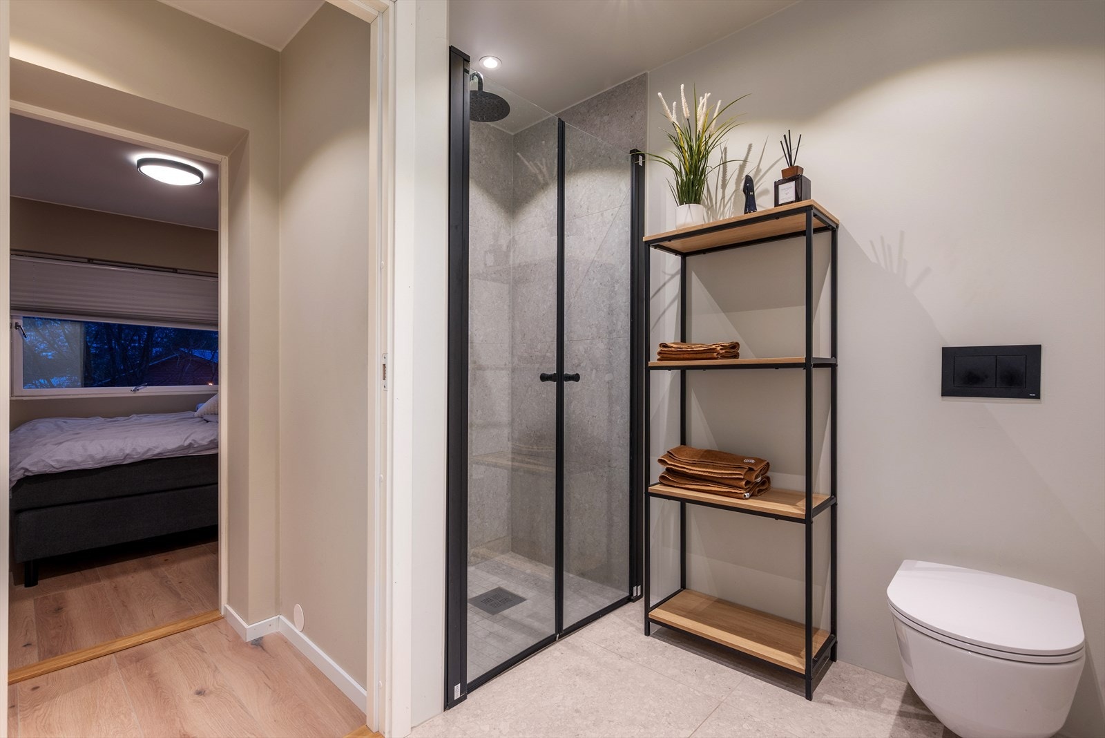 På badet er det downlights, varmekabler og vegghengt toalett. Galleribilde