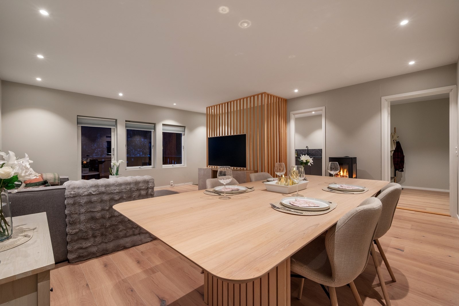 Alle rommene er nylig oppgradert, og boligen har et gjennomført uttrykk med malte gipsplater i duse farger. Galleribilde