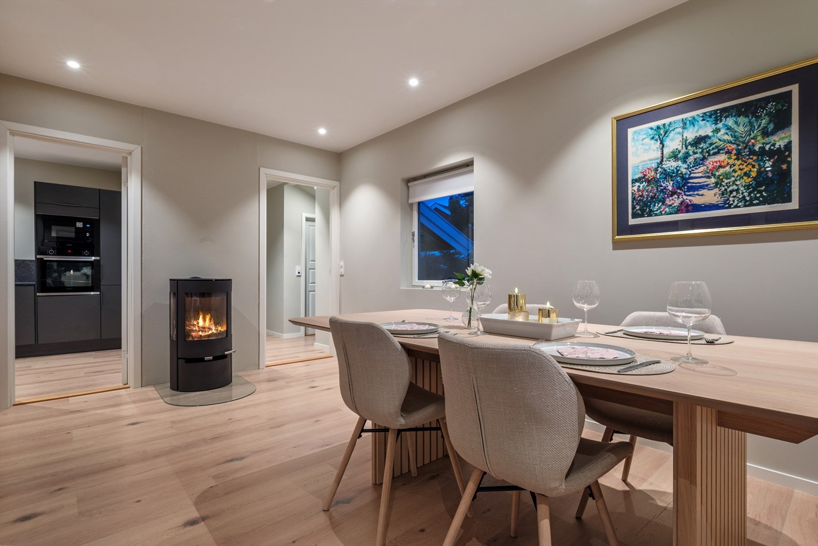 Atmosfæren i stuen er lun og god, med både peisovn og ny varmepumpe. Galleribilde