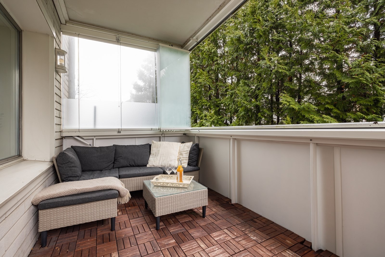 Balkongen har innglassede vinduer med mulighet for å trekke til side. Galleribilde