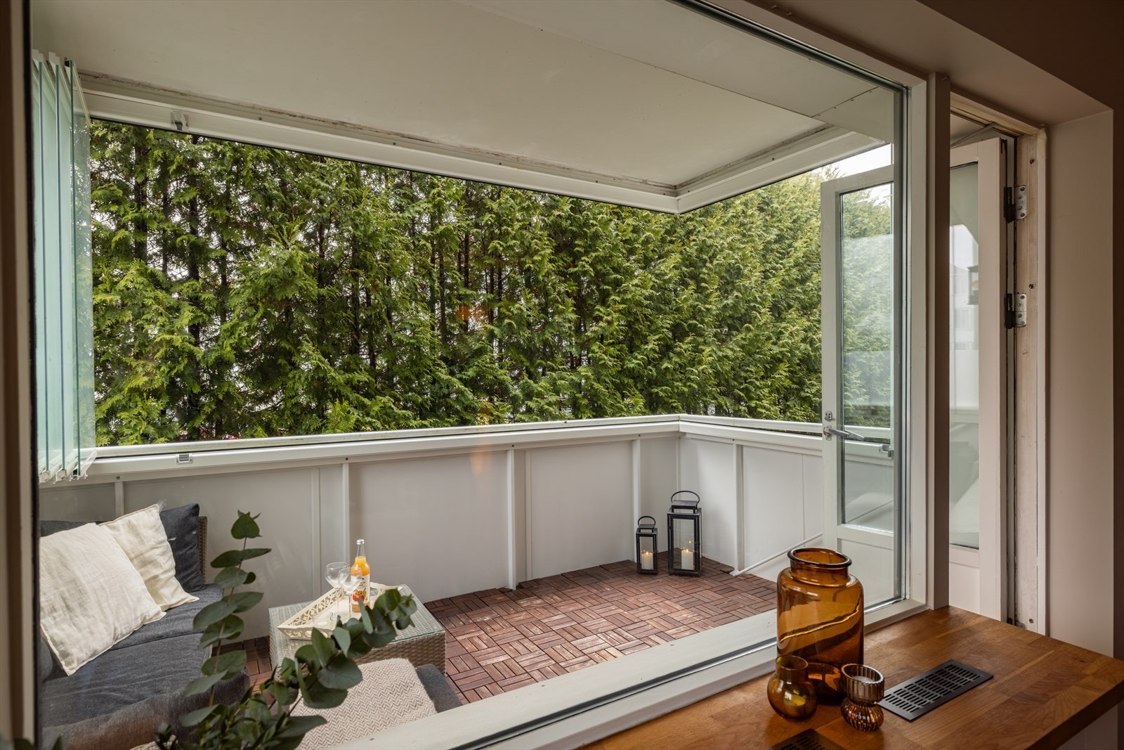 Det er utgang til innglasset balkong fra stue. Balkongen er på ca. 7 kvm Galleribilde